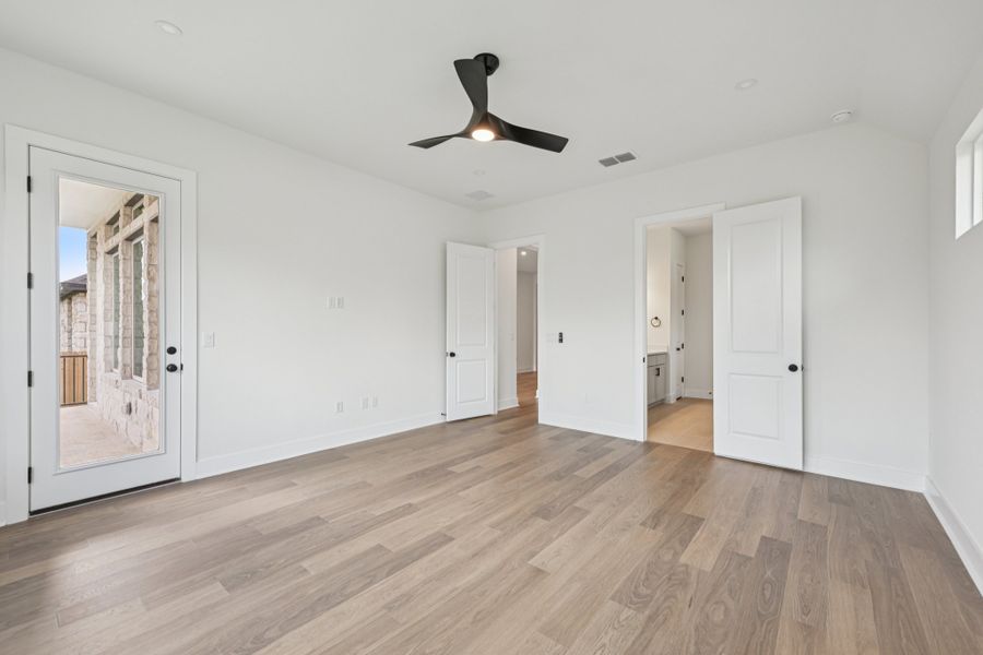 Spacious, unfurnished interior of a new home in Persimmon, Buda (Image 19).