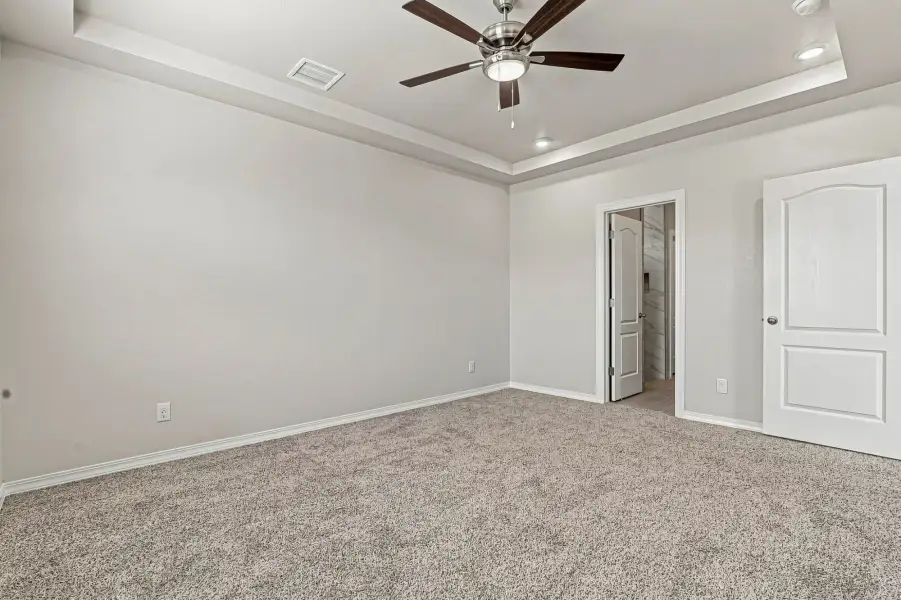 Spacious, unfurnished interior of a new home in Desert Breeze, Horizon City (Image 39).
