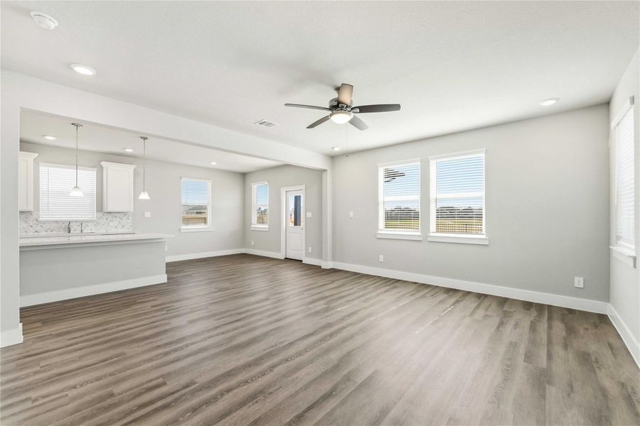 Spacious, unfurnished interior of a new home in Laurel Landing, Alvin (Image 28).
