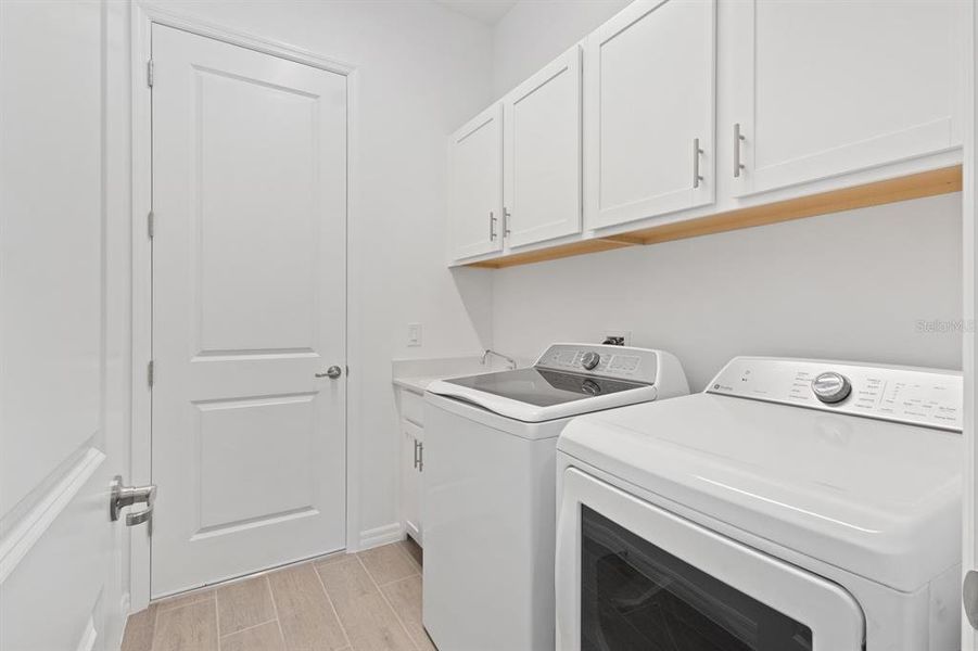 Furnished interior view inside a new home in Sandy Key, Fort Myers (Image 11).