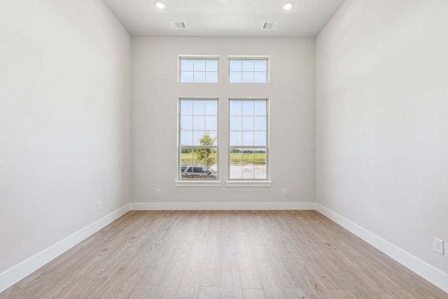 Spacious, unfurnished interior of a new home in Dove Hollow, Waxahachie (Image 24).