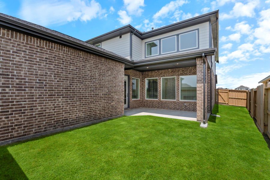 Exterior details and patio area of a home in Riceland, Mont Belvieu (Image 4).