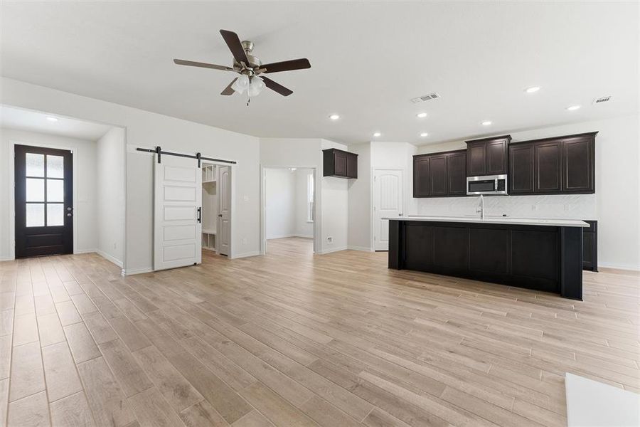 Spacious, unfurnished interior of a new home in Waterford Park, Weatherford (Image 17).