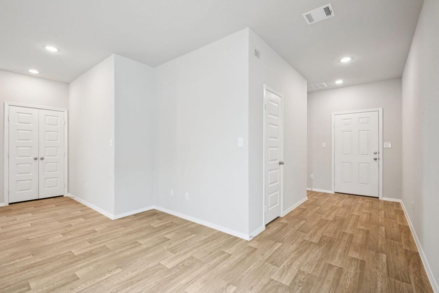 Spacious, unfurnished interior of a new home in Harvest Ridge, Elgin (Image 17).