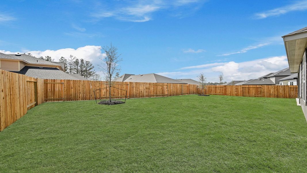 Exterior details and patio area of a home in Silverthorne, Conroe (Image 20).