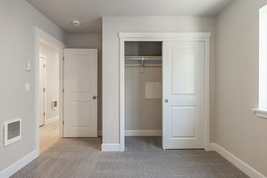 Spacious, unfurnished interior of a new home in Feather Ridge, Redmond (Image 32).