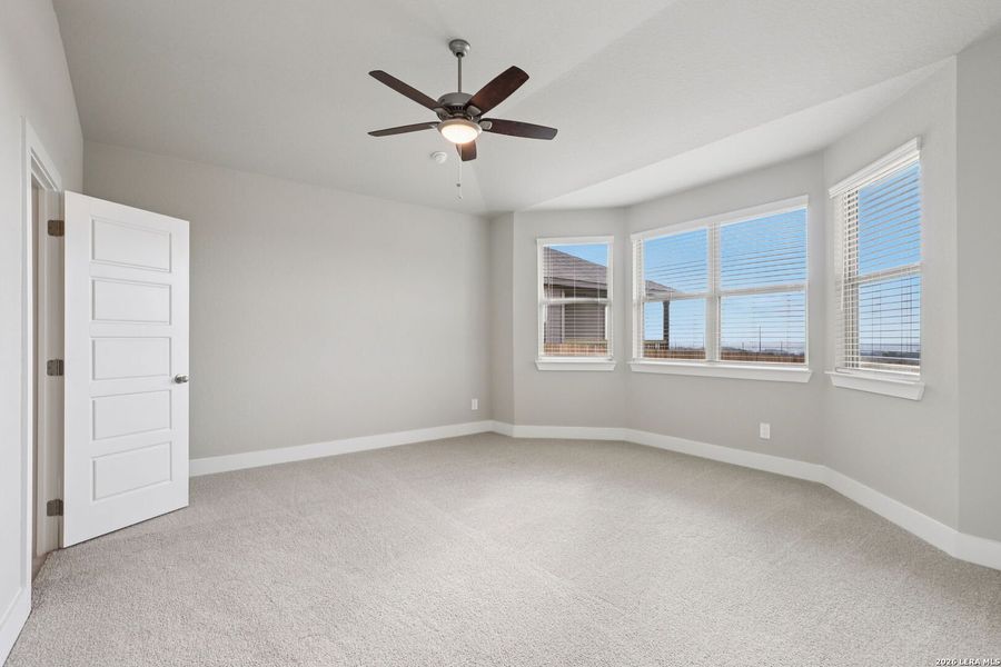 Spacious, unfurnished interior of a new home in Lark Canyon, New Braunfels (Image 22).