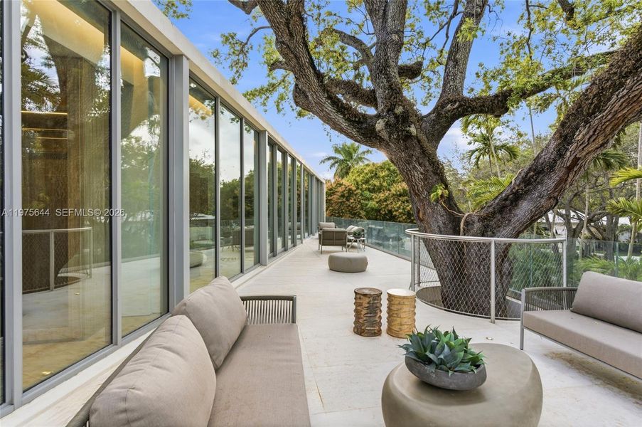 Exterior details and patio area of a home in , Miami (Image 37).