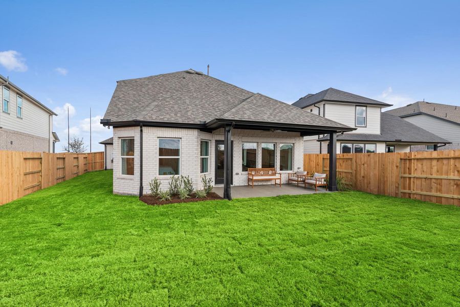 Exterior details and patio area of a home in Wildrye, Waller (Image 4).