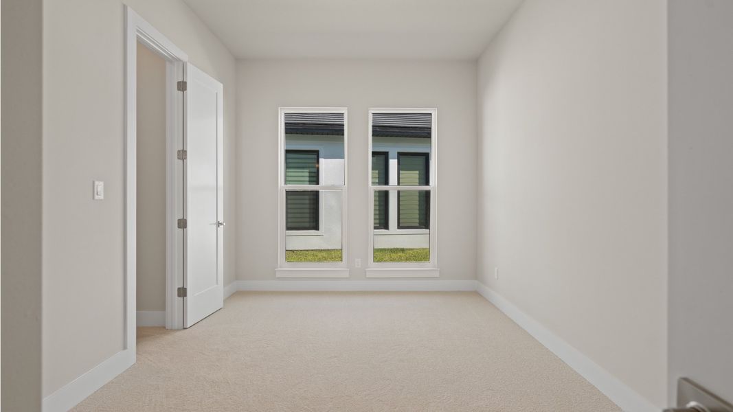 Spacious, unfurnished interior of a new home in Glynlea Country Club, Port St. Lucie (Image 22).