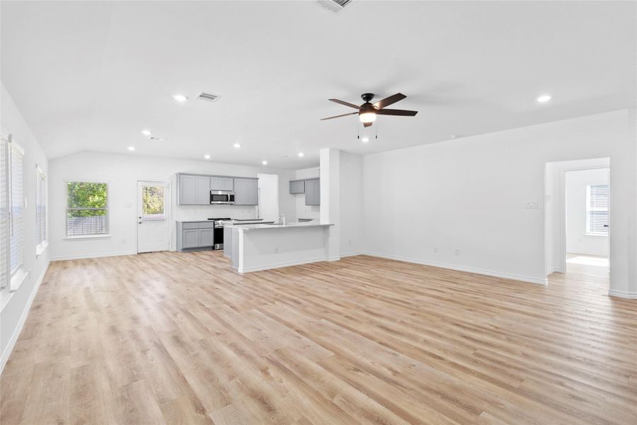 Spacious, unfurnished interior of a new home in , Willis (Image 13).