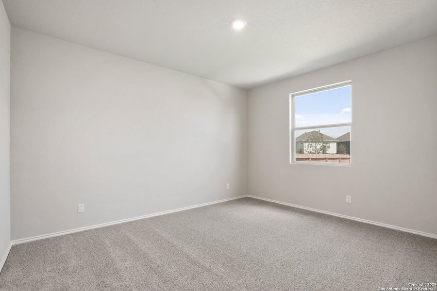 Spacious, unfurnished interior of a new home in Blue Ridge Ranch, San Antonio (Image 21).