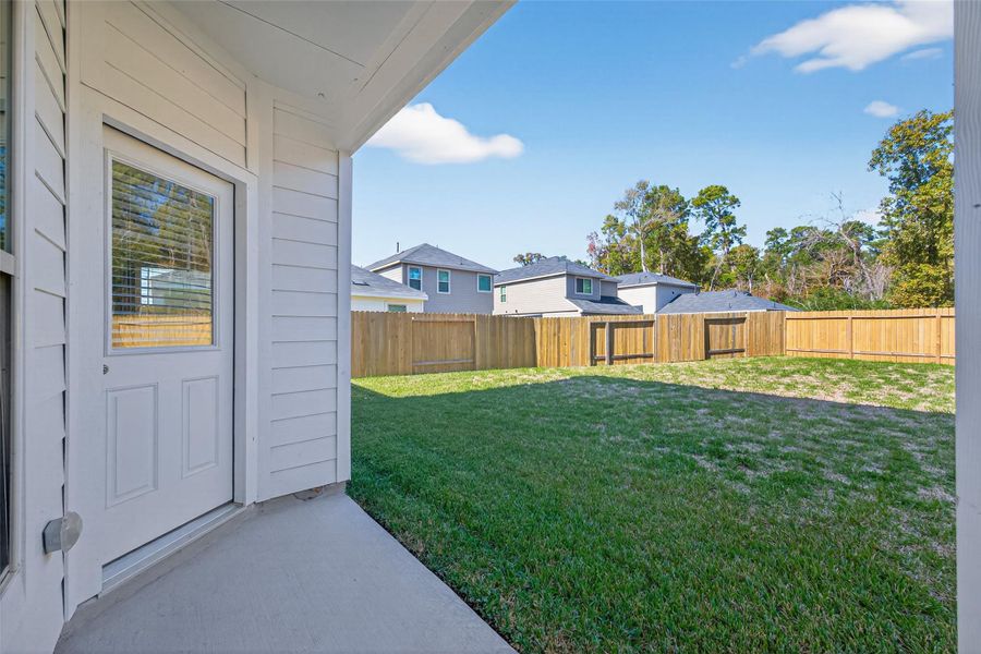 Exterior details and patio area of a home in Woodland Lakes, Huffman (Image 19).