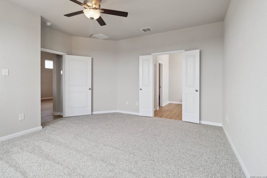 Spacious, unfurnished interior of a new home in Hunters Ranch, San Antonio (Image 11).