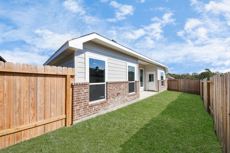Exterior details and patio area of a home in Lexington Heights, Willis (Image 4).