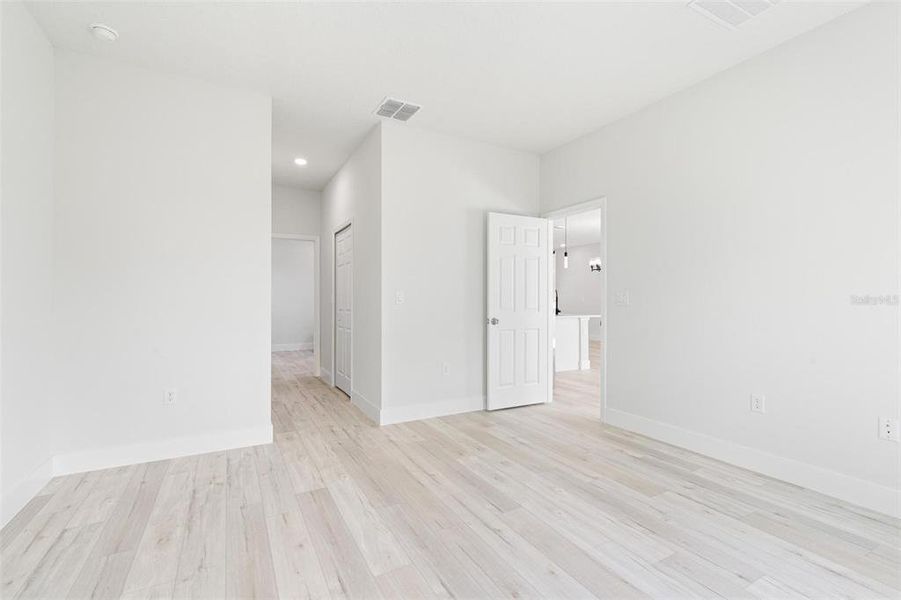 Spacious, unfurnished interior of a new home in , Ocala (Image 24).