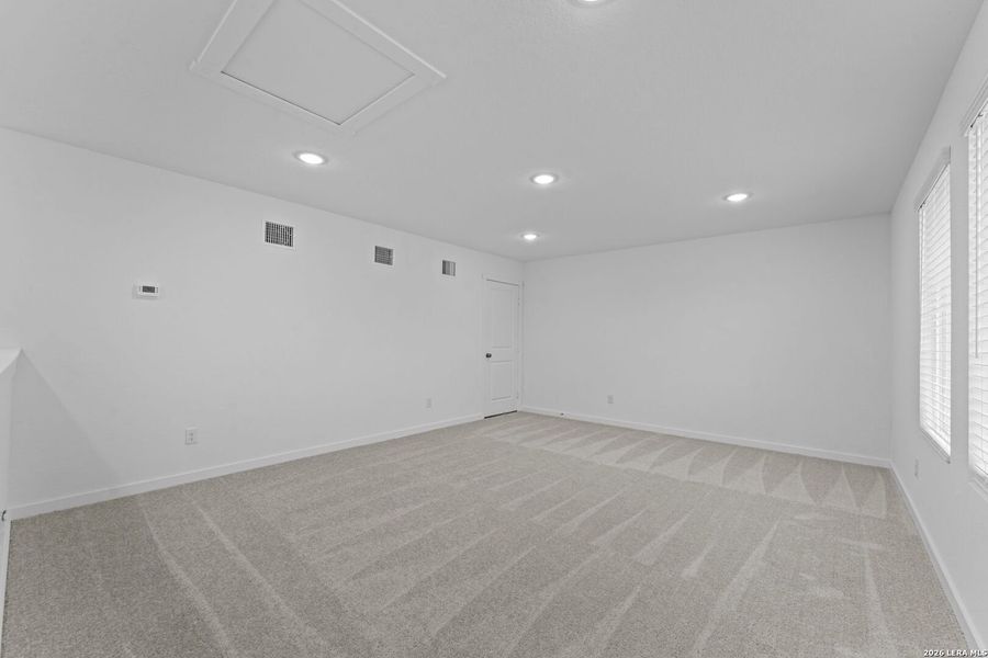Spacious, unfurnished interior of a new home in Sky Ranch, New Braunfels (Image 28).