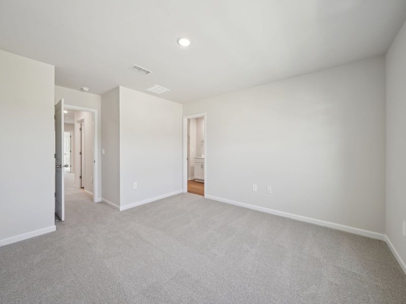 Spacious, unfurnished interior of a new home in The Rows at Buffaloe Reserve, Raleigh (Image 13).