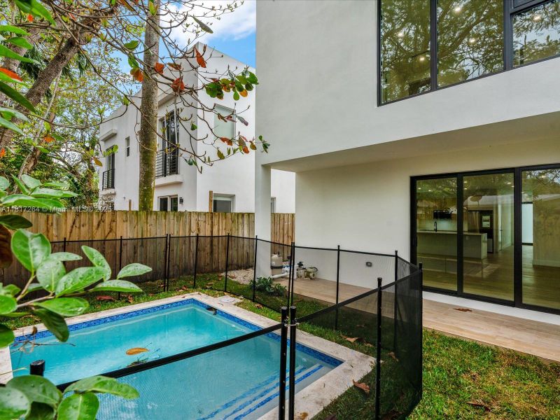 Exterior details and patio area of a home in , Miami (Image 18).