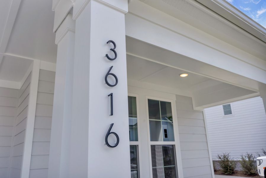 Representative exterior details of a home built from the The Hampton by RobuckHomes in Stonehenge, Raleigh (Image 47).