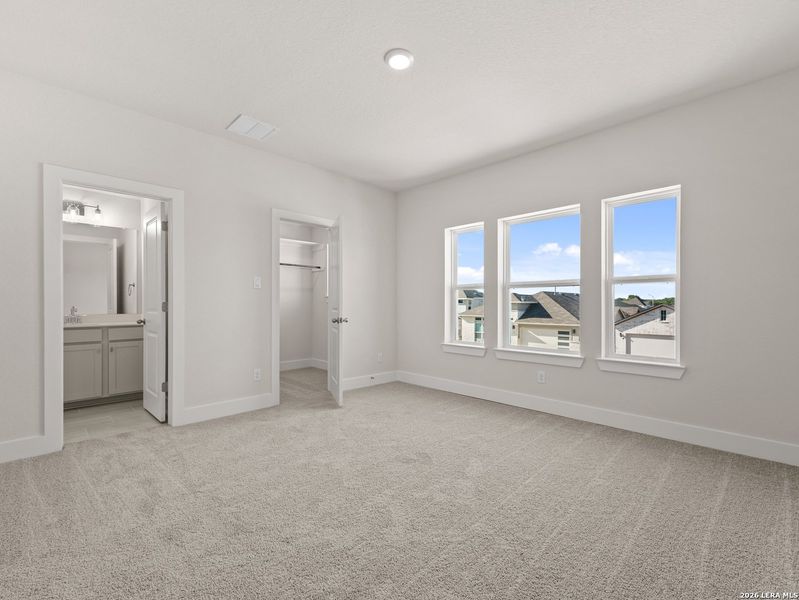 Spacious, unfurnished interior of a new home in Veranda, San Antonio (Image 25).