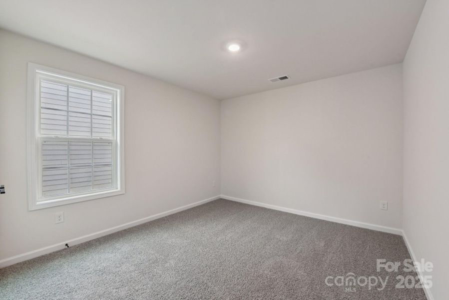 Spacious, unfurnished interior of a new home in Sylvan Creek, Denver (Image 27).