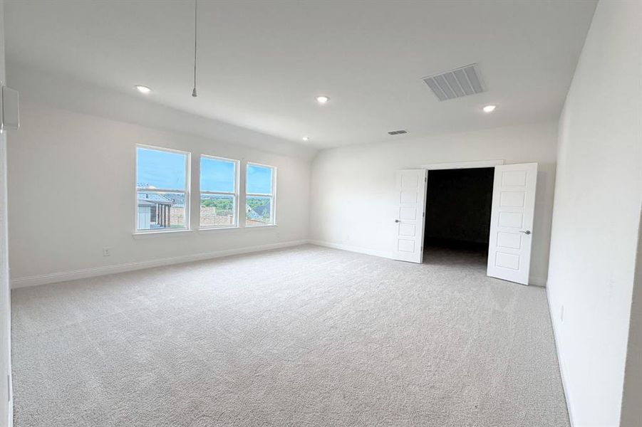 Spacious, unfurnished interior of a new home in Sweetgrass, Haslet (Image 15).