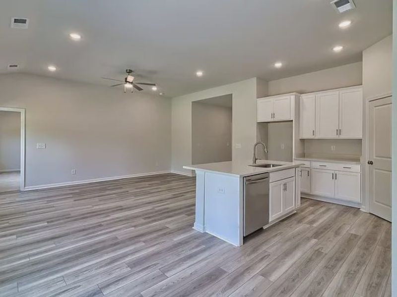 Spacious, unfurnished interior of a new home in Amber Hill, West Columbia (Image 18).