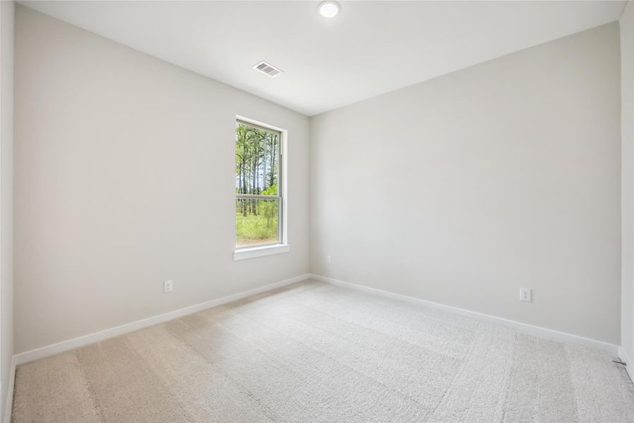 Spacious, unfurnished interior of a new home in Deer Pines, Conroe (Image 24).