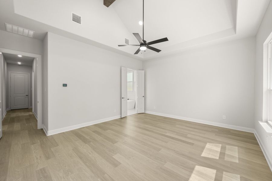 Spacious, unfurnished interior of a new home in Waterfall Ranch, Waxahachie (Image 25).