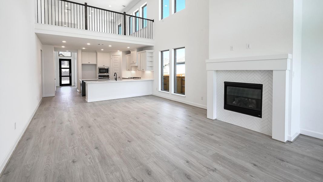 Spacious, unfurnished interior of a new home in 6 Creeks 50', Kyle (Image 17).