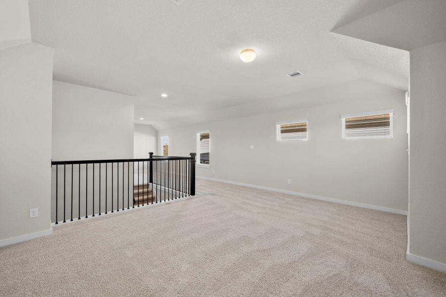 Spacious, unfurnished interior of a new home in Barton Creek Ranch, Conroe (Image 25).