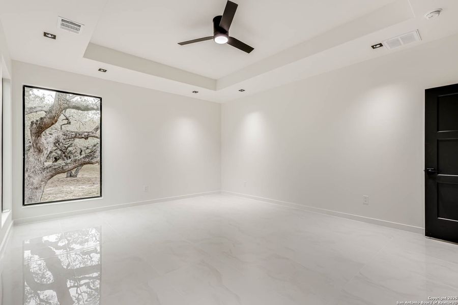 Spacious, unfurnished interior of a new home in , Floresville (Image 24).