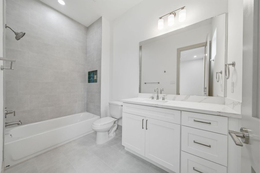 Tub/shower combo. Plenty of counterspace for your guest!