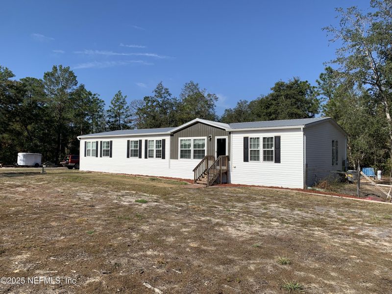 Exterior details and patio area of a home in , Interlachen (Image 2).