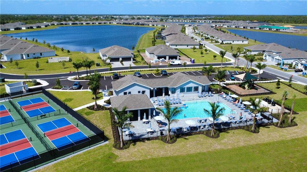 Community amenities in , Englewood (Image 32).