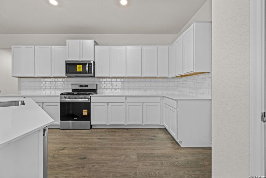 Furnished interior view inside a new home in Avenida, Converse (Image 9).