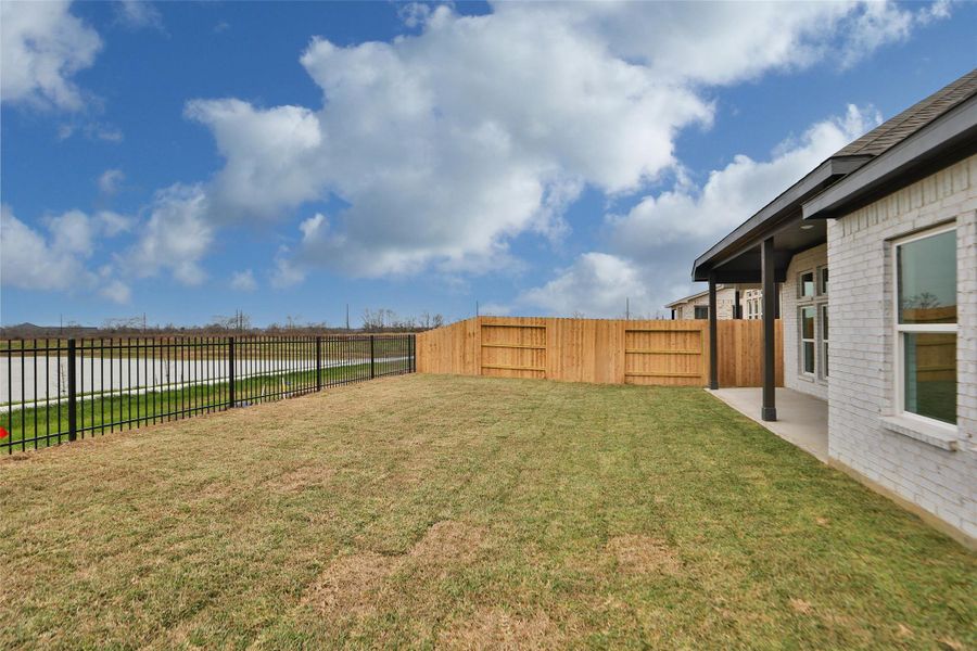 Exterior details and patio area of a home in Aldeana, Bonney (Image 3).