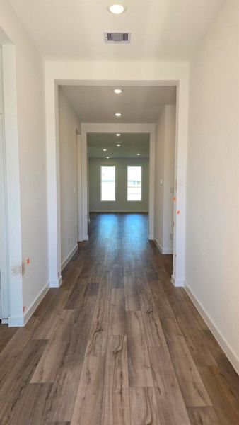 Spacious, unfurnished interior of a new home in Lago Mar, Texas City (Image 9).