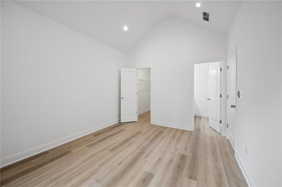 Spacious, unfurnished interior of a new home in , Atlanta (Image 17).