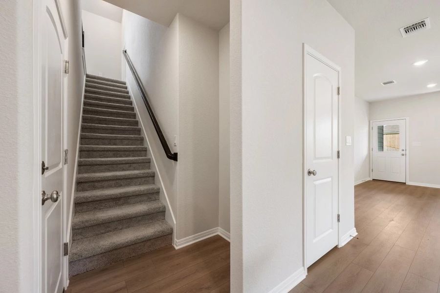 Spacious, unfurnished interior of a new home in Rolling Glen, Hutto (Image 21).