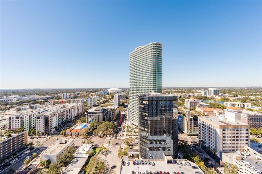 Condo located in St. Petersburg, FL showcasing its design and architecture (Image 32).