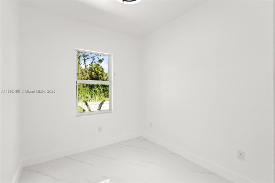 Spacious, unfurnished interior of a new home in , Lehigh Acres (Image 19).