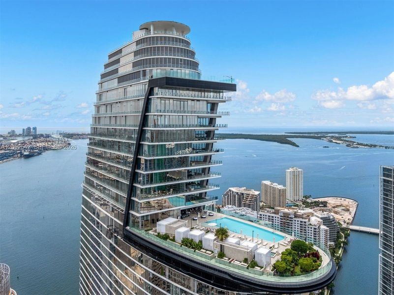 Condo located in Miami, FL showcasing its design and architecture (Image 2). Condo located in Miami, FL showcasing its design and architecture (Image 2).