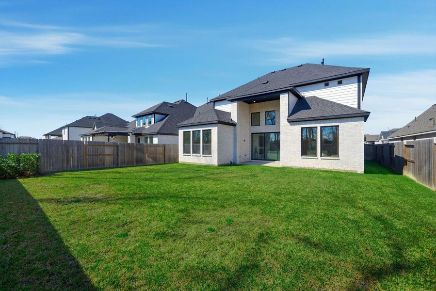 Exterior details and patio area of a home in Sienna, Missouri City (Image 3).
