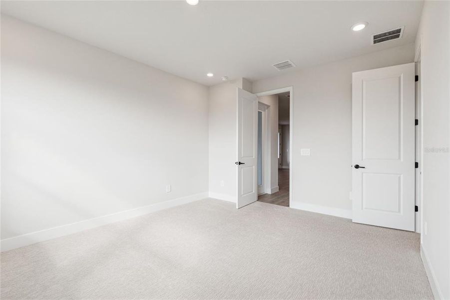 Spacious, unfurnished interior of a new home in Gracewater at Sarasota, Sarasota (Image 35).