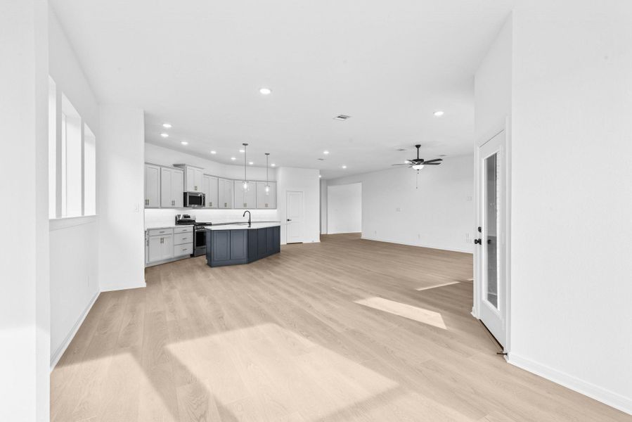 Spacious, unfurnished interior of a new home in The Grand Prairie 50’, Hockley (Image 19).