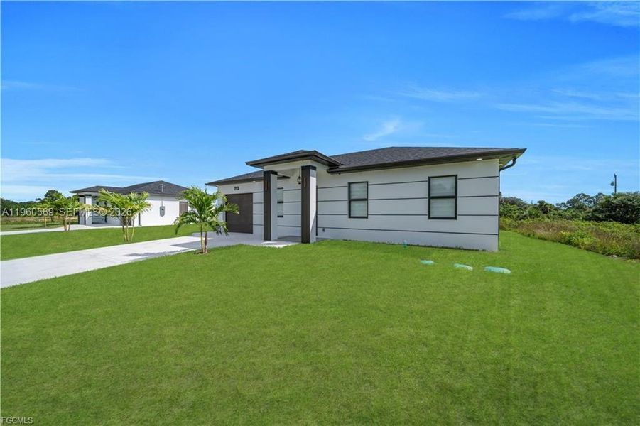 Exterior details and patio area of a home in , Lehigh Acres (Image 4).