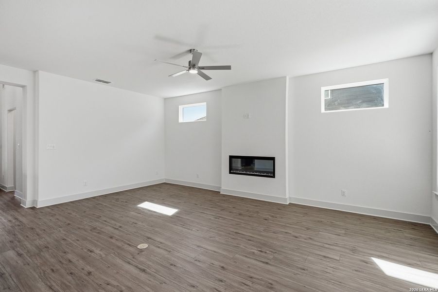 Spacious, unfurnished interior of a new home in Buffalo Crossing, Cibolo (Image 36).