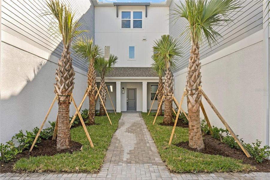 Exterior details and patio area of a home in , Tampa (Image 3).